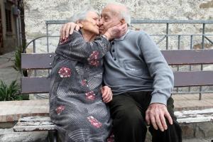 GATA! S-a descoperit SECRETUL longevităţii într-un sat din Italia. Localnicii trăiesc peste 100 de ani, fumează şi se simt ca la 20-30 de ani (FOTO)