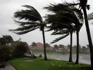 STARE de ALERTĂ în America! Uraganul Hermine poate produce valuri de 20 de metri. Localnicii, sfătuiţi să îşi facă provizii (FOTO)