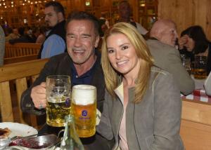 Cum se distrează Arnold Schwarzenegger cu iubita la festivalul Oktoberfest (FOTO)