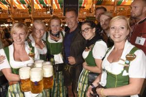 Cum se distrează Arnold Schwarzenegger cu iubita la festivalul Oktoberfest (FOTO)