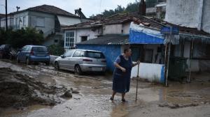 Inundaţii DEVASTATOARE în Grecia. Case distruse, maşini luate de ape, oameni în lacrimi. O româncă şi cei doi copii ai ei au fost salvaţi în ultima clipă (IMAGINI CUMPLITE)