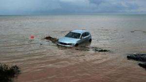 Inundaţii DEVASTATOARE în Grecia. Case distruse, maşini luate de ape, oameni în lacrimi. O româncă şi cei doi copii ai ei au fost salvaţi în ultima clipă (IMAGINI CUMPLITE)