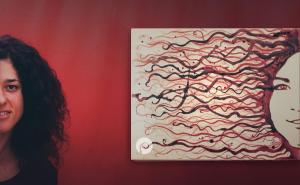O româncă face vâlvă cu un proiect artistic cel puţin îndrăzneţ: a pictat un făt, cu sânge menstrual