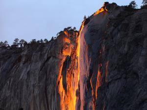 VIDEO Cascada de Foc: Un FENOMEN rar, urmărit în fiecare an de mii de oameni