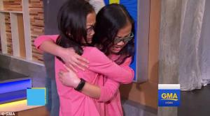 ŢI SE RUPE INIMA: momentul când două gemene de 10 ani, adoptate de familii diferite, se întâlnesc pentru prima dată (VIDEO)