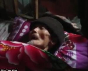 A înviat înainte de înmormântare: un bărbat pe care familia îl credea mort s-a ridicat din sicriu (VIDEO)