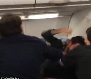 Bătaie nebună în avion, între pasageri, la 10 mii de metri altidudine. Debandada a dus la aterizarea de urgenţă (VIDEO)