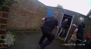IMAGINI ȘOCANTE: un imigrant condamnat pentru crimă îi lovește pe polițiștii britanici cu un ciocan de dulgherie (VIDEO, GALERIE FOTO)