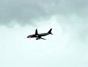 TERIFIANT: momentul când un avion de pasageri a fost lovit de trăsnet (VIDEO)