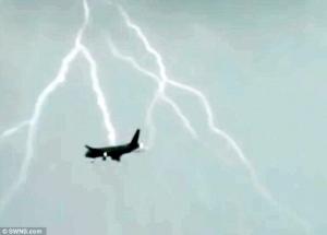 TERIFIANT: momentul când un avion de pasageri a fost lovit de trăsnet (VIDEO)