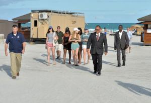 Fiica cea mică a lui Barack Obama a crescut mare. Sasha, surprinsă pe o plajă din Miami (GALERIE FOTO)