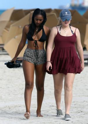 Fiica cea mică a lui Barack Obama a crescut mare. Sasha, surprinsă pe o plajă din Miami (GALERIE FOTO)