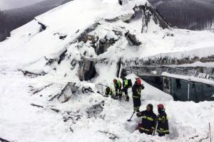 MIRACOL după avalanșa din Italia! Românca și cei doi copii ai săi au fost salvați după două zile teribile, dintr-un munte de zăpadă (FOTO, VIDEO)