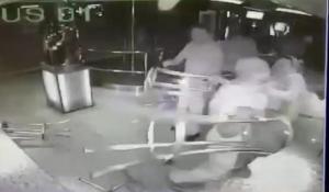 VIDEO: Clienți bătuți cu scaunele de ROMÂNCE GOALE într-un club privat. Bilanțul: 2 femei arestate, 3 bărbați răniți
