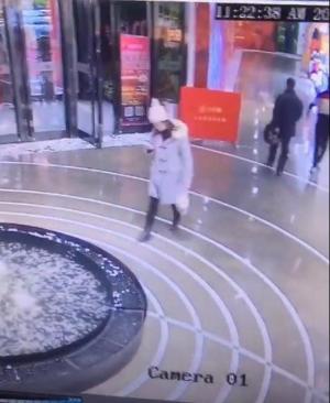 Cel mai rece mesaj! O tânără care scria pe telefon A CĂZUT ÎN FÂNTÂNA ARTEZIANĂ a unui mall (VIDEO)