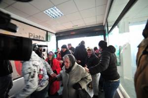 ÎMBULZEALĂ  într-o piaţă din Craiova: Oamenii S-AU CĂLCAT ÎN PICIOARE pentru vouchere cadou de 20 de lei