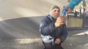 ROMÂN BATJOCORIT pe stradă, în Barcelona, de un vlogger. I-a dat să mănânce biscuiți cu PASTĂ DE DINȚI și l-a filmat, ca să facă bani pe Youtube! (VIDEO)