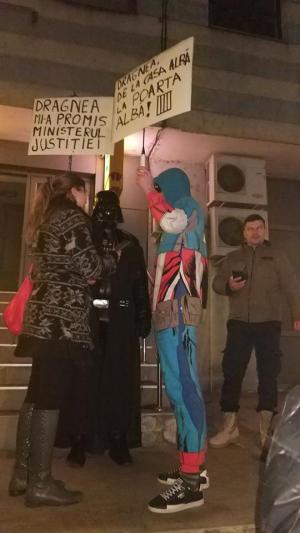 Darth Vader si Captain America protestează la Cluj împotriva amnistiei și grațierii! Ce mesaje îi transmit cele două personaje lui Liviu Dragnea