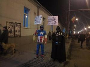 Darth Vader si Captain America protestează la Cluj împotriva amnistiei și grațierii! Ce mesaje îi transmit cele două personaje lui Liviu Dragnea