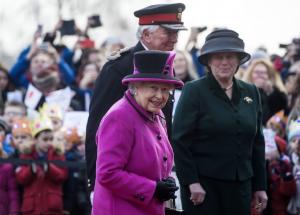 IMAGINILE ZILEI vin din Marea Britanie! Regina Elisabeta, surprinsă într-o situaţie fără ieşire (VIDEO)