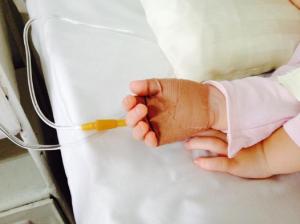 CAZ REVOLTĂTOR în spitalele din Romania! Fetiţă de 3 ani, REFUZATĂ la Urgenţă; părinţii AMENDAŢI pentru că au cerut înlocuirea unei branule