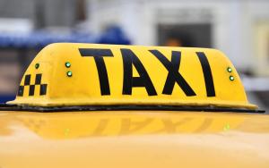 BATJOCORITĂ de un client! O taximetristă a rămas fără maşină şi telefoane, după ce a fost jefuită de un tânăr, care a făcut şi accident! (FOTO)