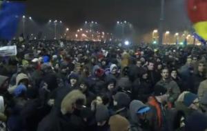 Val de PROTESTE în Bucureşti şi în ţară, după ce guvernul a dat undă verde graţierii şi modificării Codului Penal. Peste 12.000 de protestatari în Piaţa Victoriei