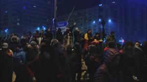 Val de PROTESTE în Bucureşti şi în ţară, după ce guvernul a dat undă verde graţierii şi modificării Codului Penal. Peste 12.000 de protestatari în Piaţa Victoriei