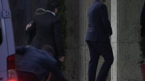 VIDEO: un proaspăt ministru din Guvernul Grindeanu A CĂZUT pe treptele Palatului Victoria