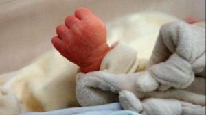 O mamă româncă șochează Marea Britanie: a vrut să-și omoare bebelușul, aruncându-l în COȘUL DE GUNOI al toaletei unui spital