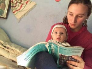 Copilărie curmată la 13 ani. Cea mai tânără mămică din Botoşani a renunţat la şcoală pentru a-şi creşte micuţul