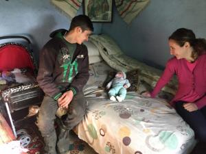 Copilărie curmată la 13 ani. Cea mai tânără mămică din Botoşani a renunţat la şcoală pentru a-şi creşte micuţul