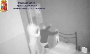 O româncă a ÎNGROZIT Italia! A fost filmată cum LOVEŞTE FĂRĂ MILĂ şi îi ÎNJURĂ pe bătrâni într-un azil, lângă Milano! Femeia face acuzaţii grave (VIDEO)