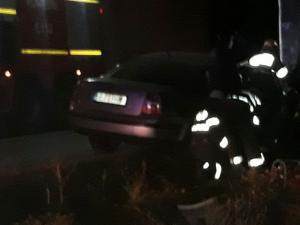 ACCIDENT GRAV în urmă cu puțin timp la Medgidia! Șoferul unui Volkswagen Passat a intrat într-un CAP DE POD de cale ferată. Bărbatul a rămas încarcerat