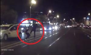 Bătaie violentă în trafic, în Bucureşti: doi bărbaţi îşi dau pumni şi picioare în mijlocul străzii