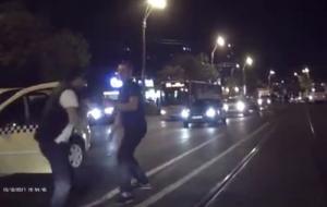 Bătaie violentă în trafic, în Bucureşti: doi bărbaţi îşi dau pumni şi picioare în mijlocul străzii