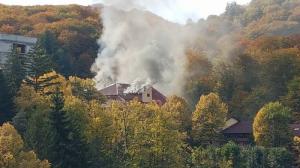 Incendiu violent, la un hotel din Băile Olăneşti. Peste 200 de oameni evacuaţi
