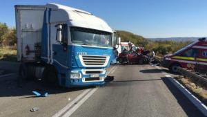 O şoferiţă din Vâlcea a depăşit o maşină care depăşea un TIR şi a fost făcută PRAF de un alt camion