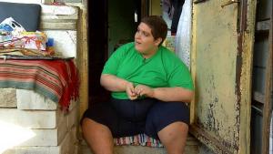 Greu în România: Alex suferă de obezitate şi mănâncă 3 pâini pe zi