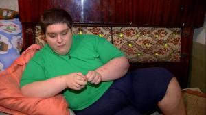 Greu în România: Alex suferă de obezitate şi mănâncă 3 pâini pe zi