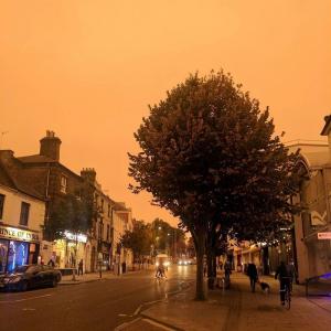 Uraganul Ofelia a semănat o groază TERIBILĂ printre englezi. Dintr-o dată, cerul s-a colorat în PORTOCALIU (VIDEO)