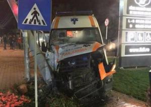 Grav accident la ieşirea din Timişoara: Medic şi asistentă răniţi, după ce ambulanţa lor a fost proiectată într-un stâlp. IMAGINI DRAMATICE