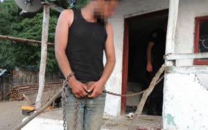 Sclavul găsit în lanţuri, la Berevoieşti, în vara lui 2016, şi-a UCIS tatăl noaptea trecută! Tânărul şi-a lovit părintele cu cârja până l-a omorât