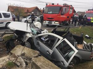 Viteză incredibilă, impact devastator! A izbit în plin un Opel, a intrat în stâlp, apoi într-un cap de pod. Sunt CINCI VICTIME, între care un bebeluş de 9 luni (VIDEO)