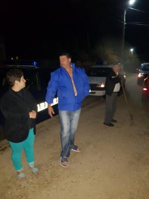 Oamenii dintr-un sat dâmboviţean au ieşit duminică seara pe străzi cu bâte, furci şi topoare! Poliţiştii şi jandarmii trag focuri de armă (VIDEO)