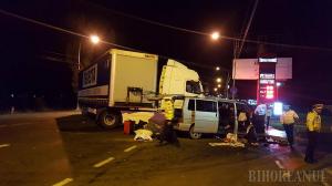 ACCIDENT GROAZNIC în Bihor! Sunt cinci victime, după ce un microbuz a intrat în plin într-un TIR. A fost declanşat codul roşu medical (IMAGINI DRAMATICE)