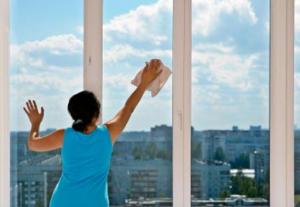 O femeie a sfârşit groaznic, după ce a căzut de la etajul 9, în timp ce spăla geamurile! Imagini TULBURĂTOARE
