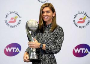 Simona Halep la apogeul carierei: românca a primit trofeul pentru numărul 1 în lume. "E greu, parcă are 10 kilograme"