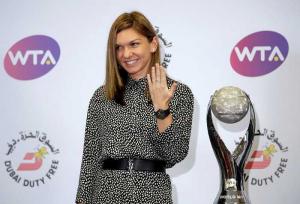 Simona Halep la apogeul carierei: românca a primit trofeul pentru numărul 1 în lume. "E greu, parcă are 10 kilograme"