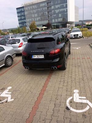 IMAGINILE care au stârnit revoltă! Un samsar de mașini și-a parcat Porsche-ul la mall, blocând PATRU locuri de parcare pentru persoanele cu handicap (FOTO)